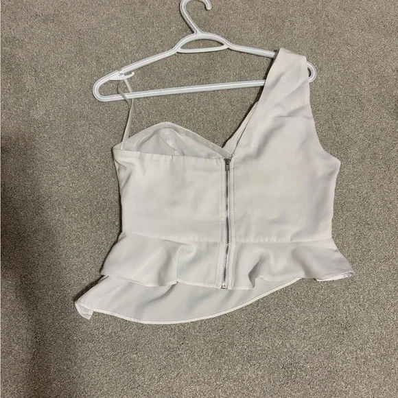 Superdown White Asymmetrical Peplum Sleeveless Blouse - Picture 2 of 3
